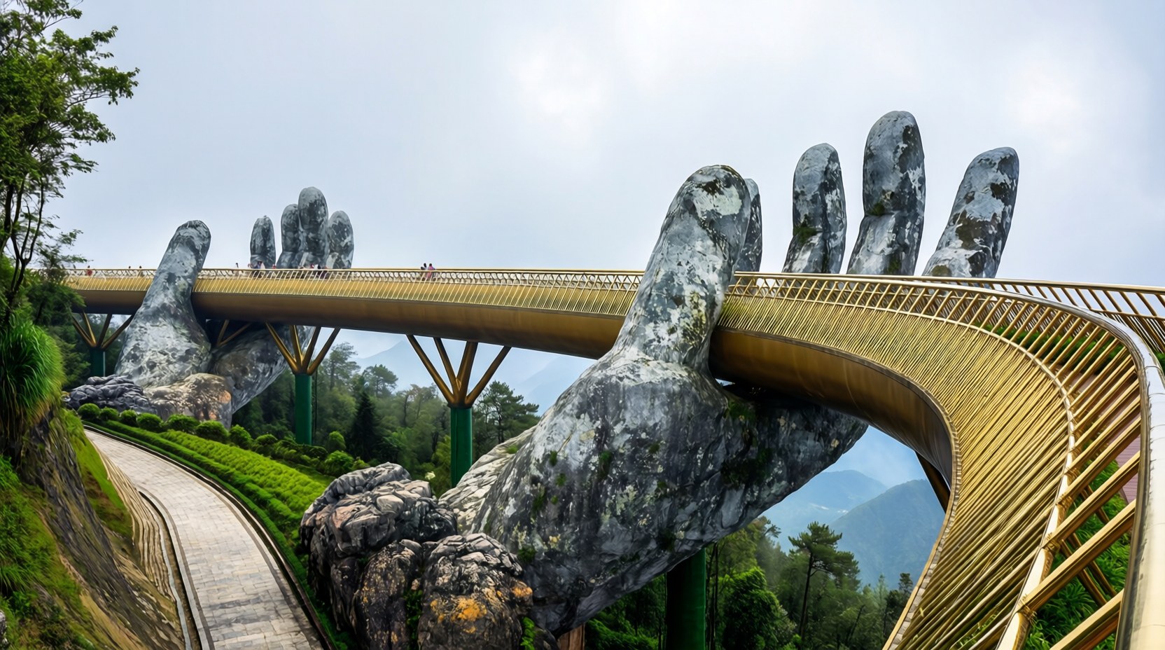 สะพานทองที่มือยักษ์รองรับ — ไฮไลต์ของวัน ‘กอล์ฟ + เที่ยว’ หลังออกรอบบาน่าฮิลส์